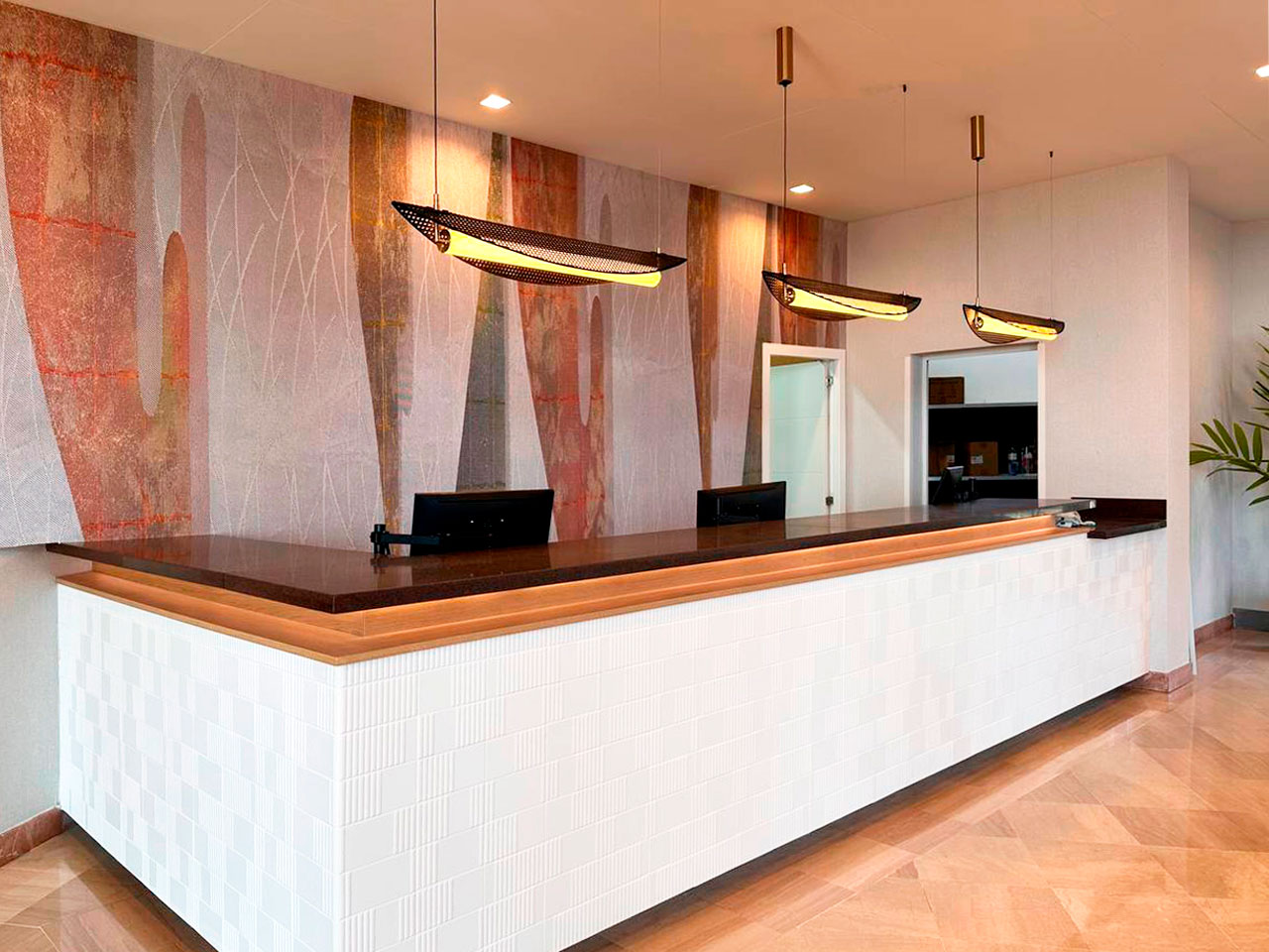 Revestimientos con papeles vinílicos para reforma de hotel